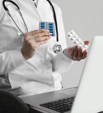 close-up-doctor-holding-pills close-up-doctor-holding-pills