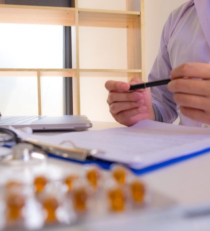 The doctor sat on the table, worked, checked the patient’s docum The doctor sat on the table, worked, checked the patient's documents
Sit, study, research, treat, research in treatment.